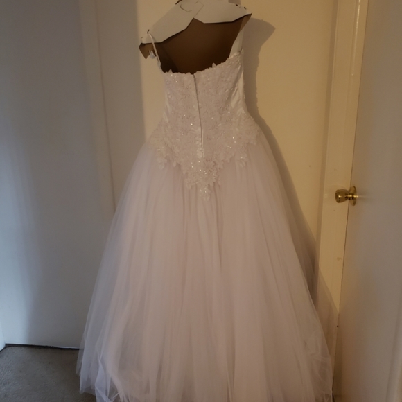 White wedding dress - Picture 4 of 6